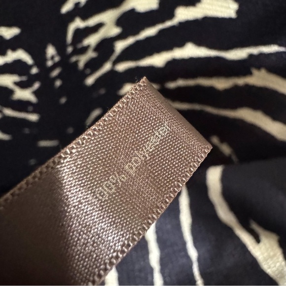 The limited flowy printed gold/ black/ blue dressy top ❤️ - Picture 6 of 8